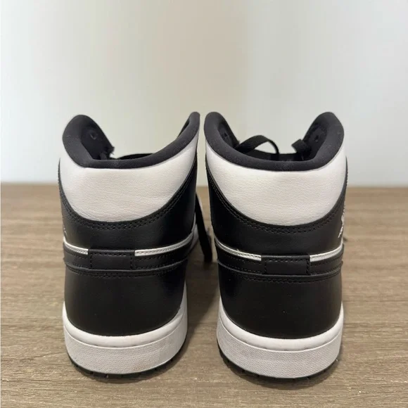 Air Jordan 1 Mid Panda Black and White | Very Good Condition - Picture 5 of 8